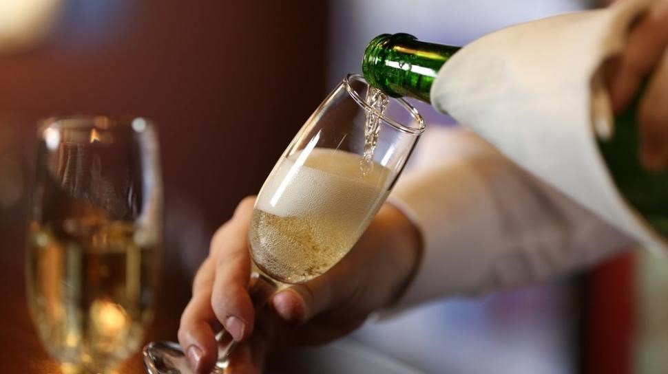 Benarkah Minum Alkohol Bisa Menyebabkan Wasir Dan Fistula?